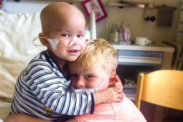 krebskrankes kind mit seinem bruder