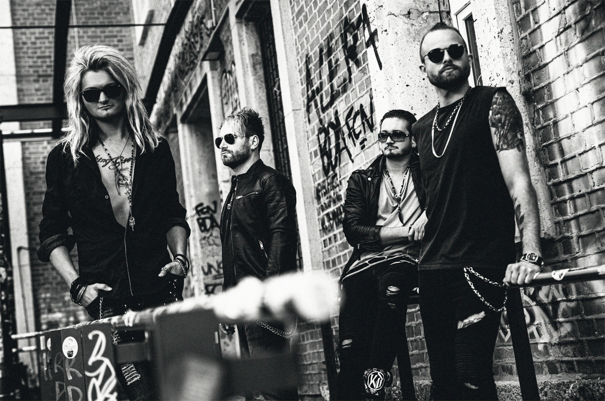 Kissin` Dynamite Bandbild in schwarzweiß