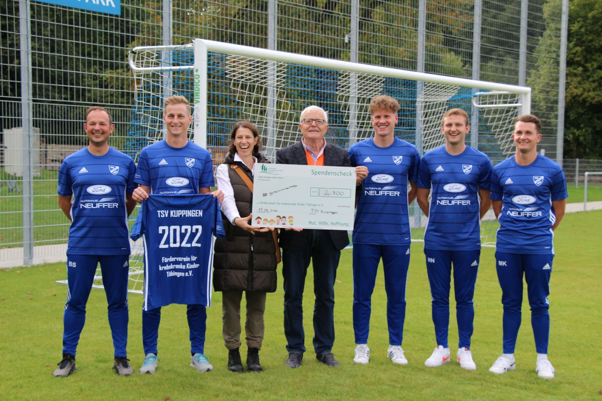 Spendenübergabe der Mannschaft an den Verein