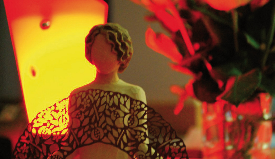 tonfigur vor rotem hintergrund