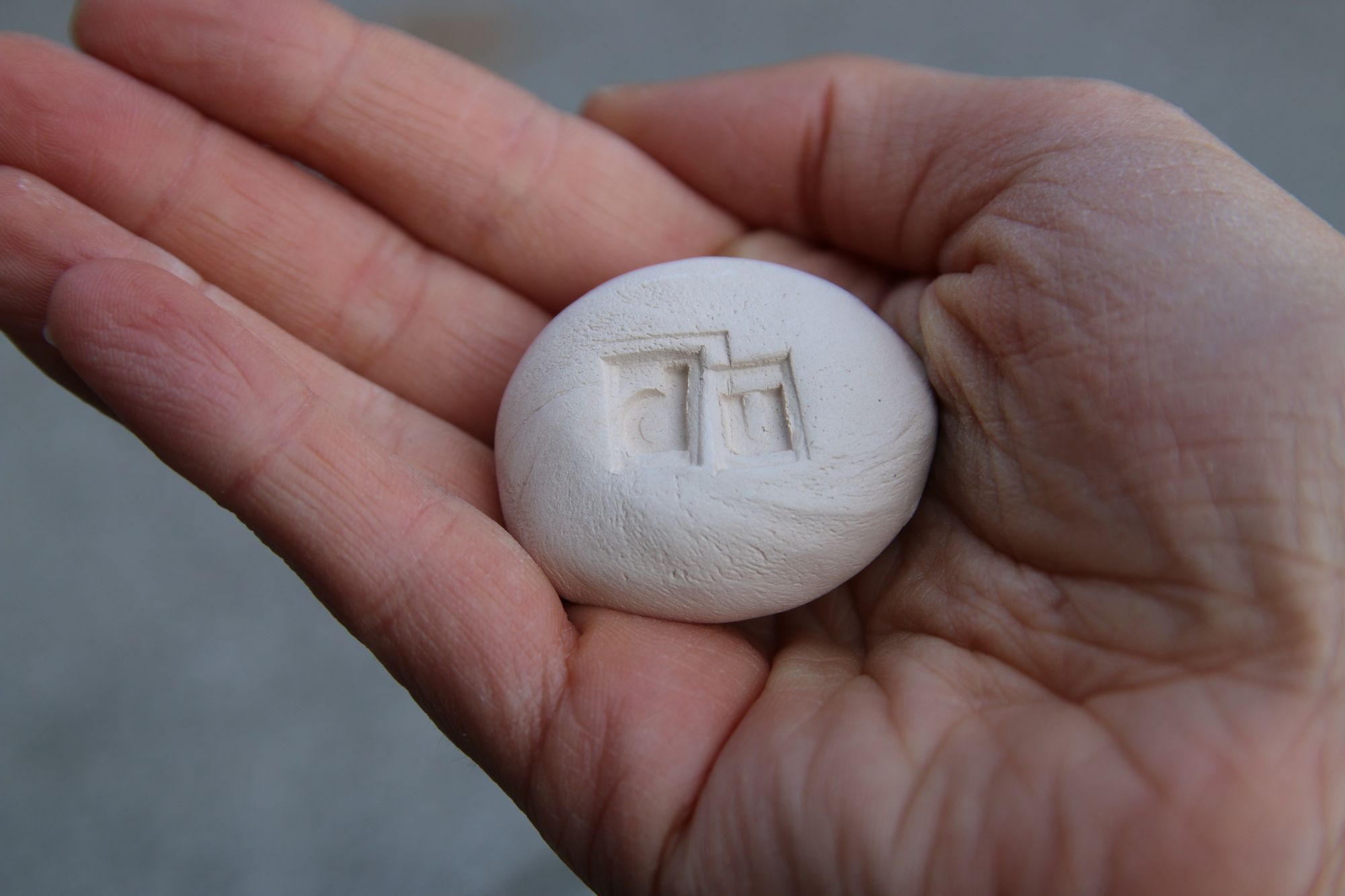 hand mit symbolischen stein in der hand