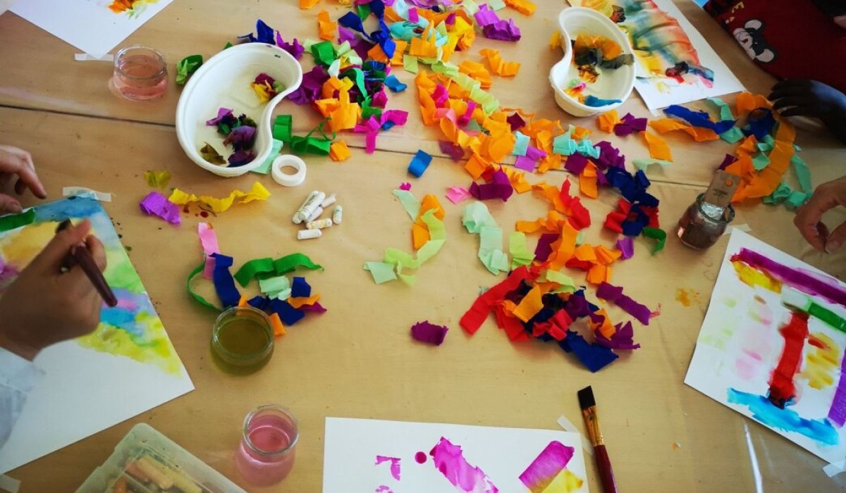 bunte bastelsachen auf tisch