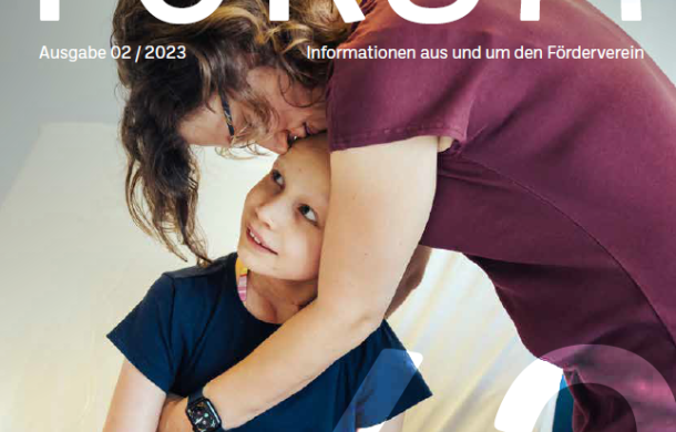 Titelcover der Zeitschrift FORUM- eine Mutter mit ihrem krebskranken Kind