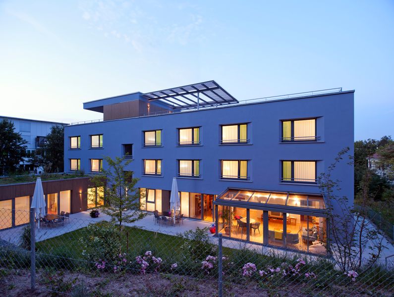 Elternhaus und Familienhaus des Fördervereins für krebskranke Kinder Tübingen in der Dämmerung