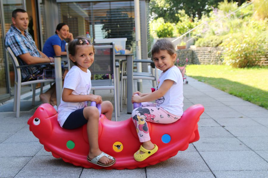 Lachende Geschwister am Spielen