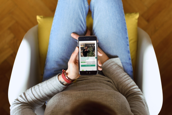ichperspektive frau hält smartphone