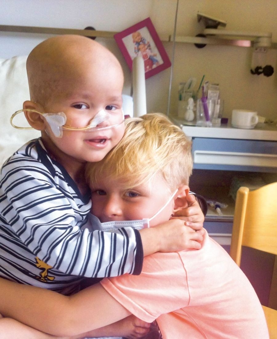 Krebskrankes Kind mit seinem Bruder