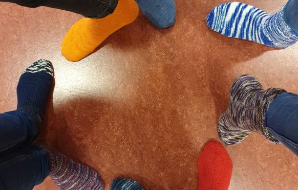 Menschen die im Kreis mit Socken stehen