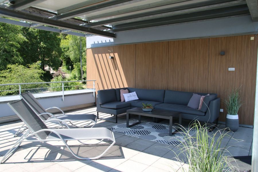 Terrasse mit Sitzgelegenheiten