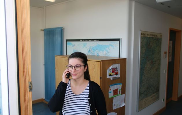 Hand mit symbolischem Stein