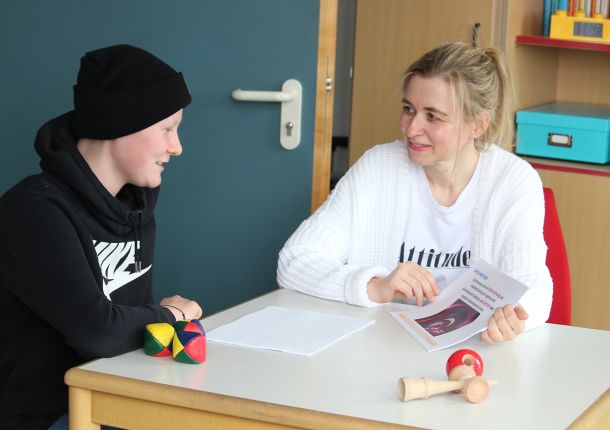 Therapeutin mit krebskrankem Kind