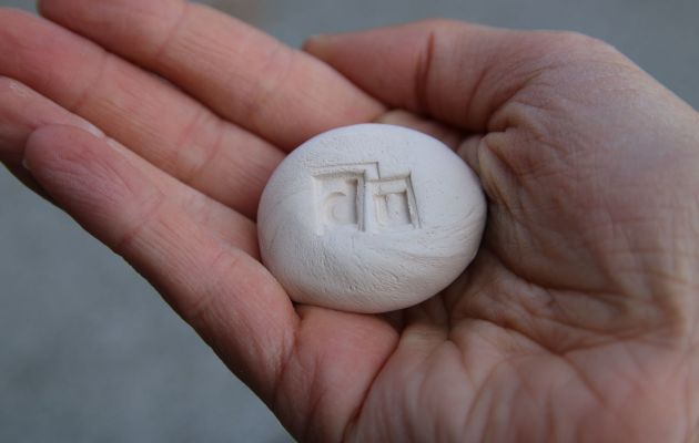 Hand mit symbolischem Stein