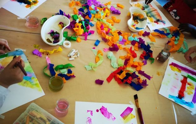 Bunte Bastelsachen auf einem Tisch