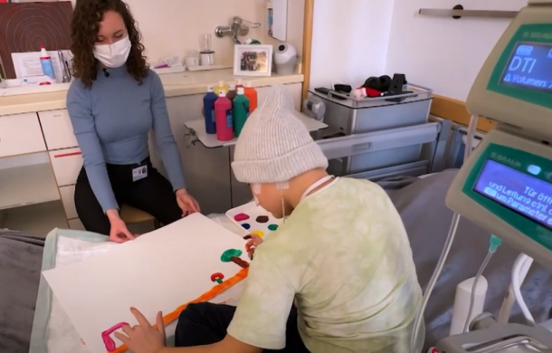 Unsere Kunsttherapeutin bei der Arbeit auf Station
