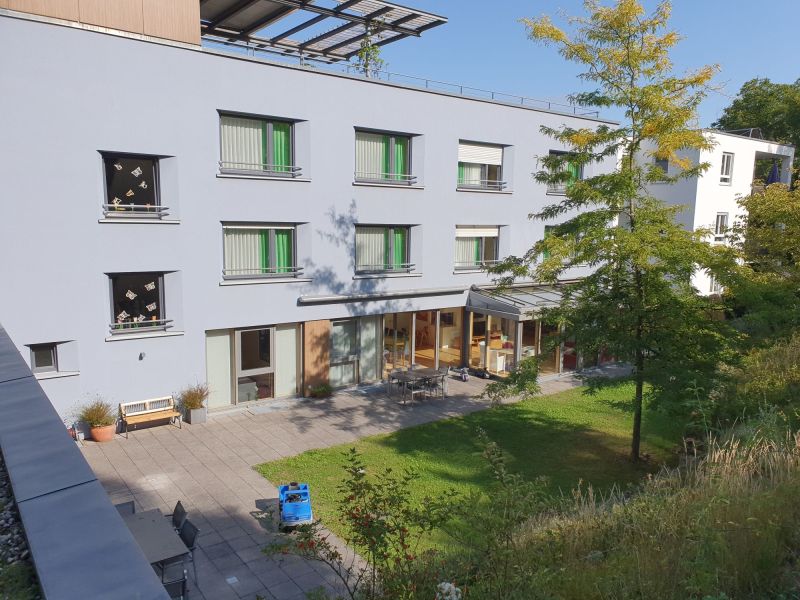 Erleuchtetes Elternhaus in der Dämmerung