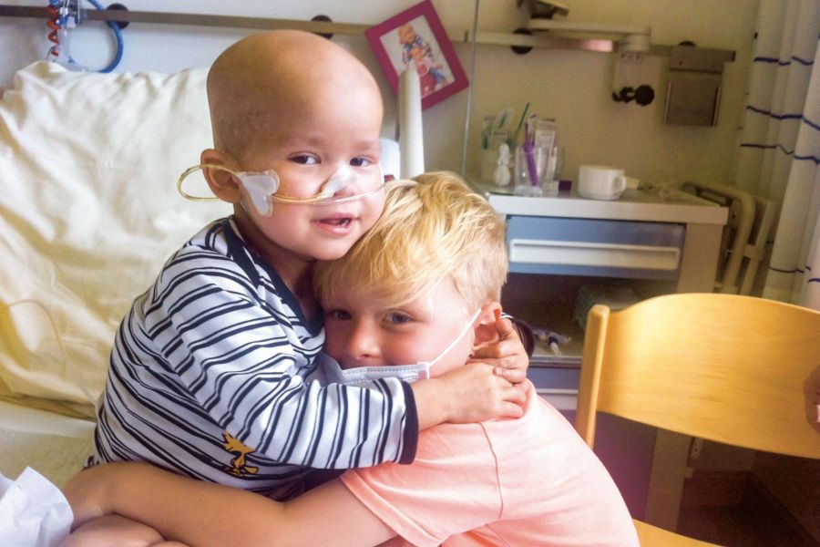 krebskrankes kind mit seinem bruder