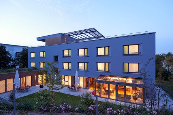 erleuchtetes elternhaus in der dämmerung